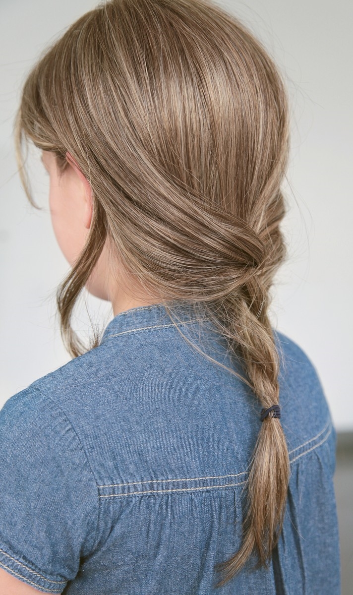 Sara Красивый длинный детский искусственный парик для девочки с косым пробором и прямыми волосами - Фото №4