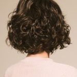 Movie Star Милый короткий женский искусственный парик с волнистыми волосами и косой челкой Миниатюра Фото №7