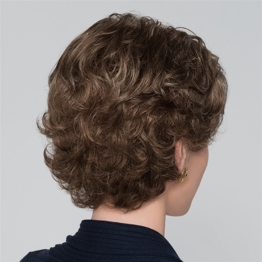 Nancy Милый короткий женский искусственный парик с градуированной челкой и волнистыми волосами - Фото №4
