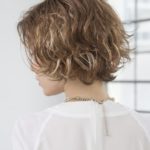 Movie Star Милый короткий женский искусственный парик с волнистыми волосами и косой челкой Миниатюра Фото №3